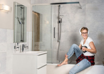 HOLTER_junge Frau hoert Musik in modernem Badezimmer